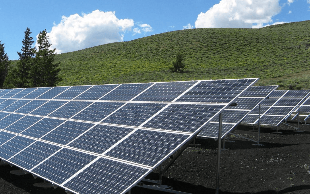 Les panneaux photovoltaiques ont un rendement moindre en cas de mauvais temps. Les innovations pour les batteries de stockage d'énergies renouvelables.